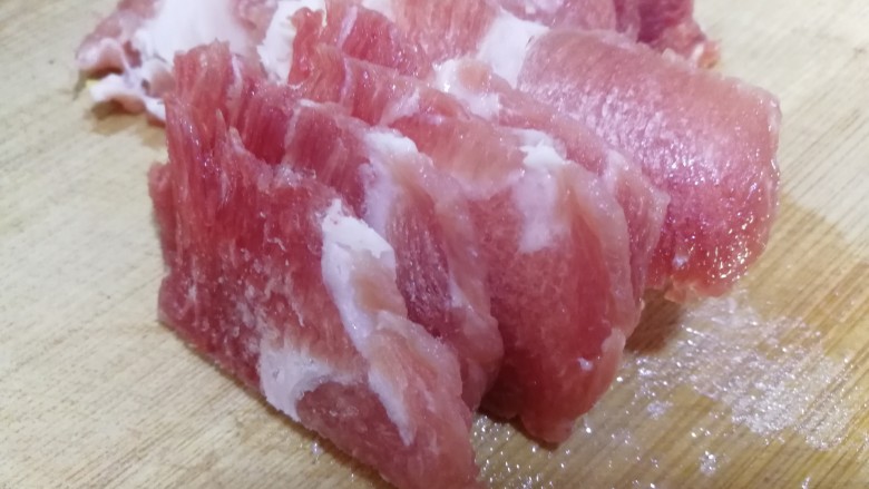 肉炒荷兰豆香菇,猪瘦肉切成薄片。