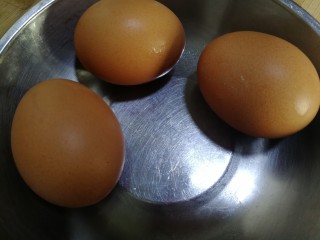 菠菜鸡蛋饼(无面粉),准备三个鸡蛋，