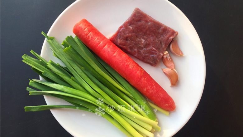 胡萝卜炒牛肉丝,准备材料如图。