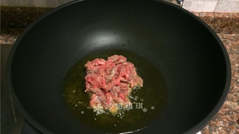 胡萝卜炒牛肉丝,放入牛肉丝快速翻炒变色断生。
