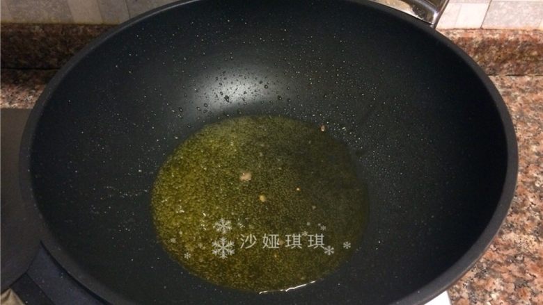 胡萝卜炒牛肉丝,将断生的牛肉捞出，锅里的油继续烧热。