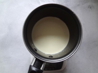  北海道咸吐司,1.将牛奶和淡奶油混合放入奶锅中加入到30度