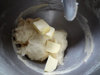  北海道咸吐司,4.开始启动揉面程序，面团光滑加入软化好的黄油