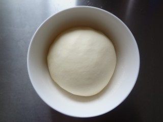  北海道咸吐司,6.取出面团整形成光滑的面团放入碗中开始26度发酵，时间一小时，具体看面团的状态