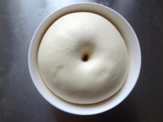  北海道咸吐司,发酵到两倍大的时候手指粘粉戳孔，洞口不回缩，不塌陷就可以
