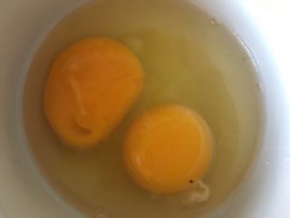 酥皮泡芙,准备两个鸡蛋打散