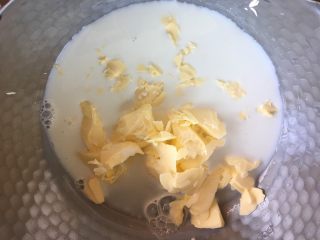 酥皮泡芙,制作泡芙体，将牛奶、黄油、白糖、盐放入小锅，锅底尽量厚一点儿，中小火加热至微微沸腾