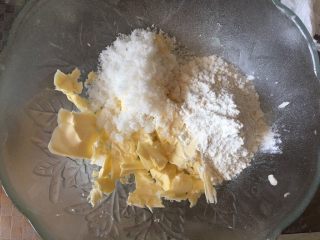 酥皮泡芙,首先制作酥皮材料，将黄油、白糖、低粉放入盆或碗里，用手抓匀至无干粉成团