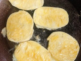 煎黄馒头,不粘锅放油把已经蘸好的鸡蛋馒头放进油锅慢煎，煎至金黄即可。

