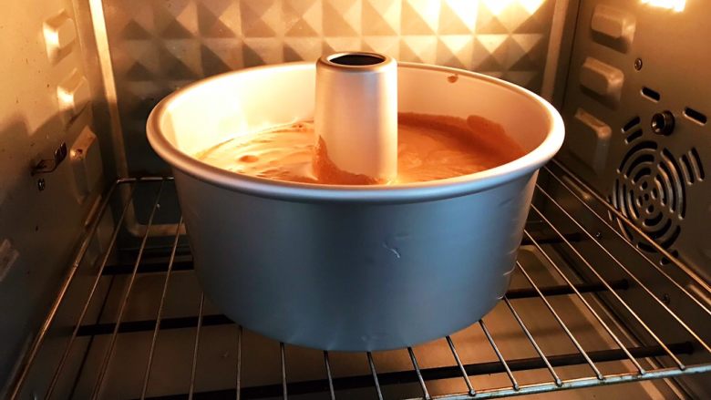 可可戚风蛋糕,放入预热好的烤箱下层150度烤50到60分钟