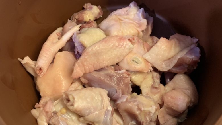 栗子红枣枸杞鸡汤,把鸡放进去锅里