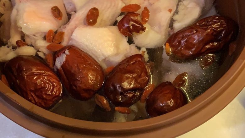 栗子红枣枸杞鸡汤,加上适量的水