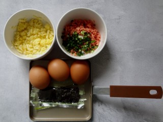  海苔芝士厚蛋烧,1.准备好食材，火腿肠和葱切碎