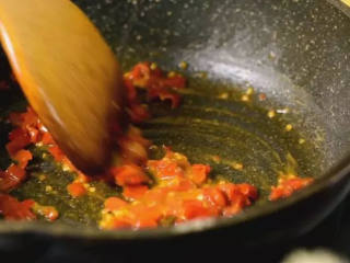 鱼香烘蛋，一勺就上瘾,锅中留底油，倒入剁椒炒出红油