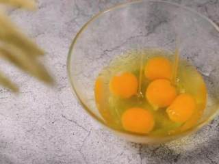 鱼香烘蛋，一勺就上瘾,取5个鸡蛋打散备用