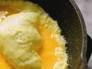 鱼香烘蛋，一勺就上瘾,热锅冷油，调至中火倒入鸡蛋液