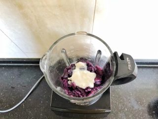 爆浆紫薯仙豆糕,直接倒入破壁机里，然后倒入炼乳、奶油和牛奶。