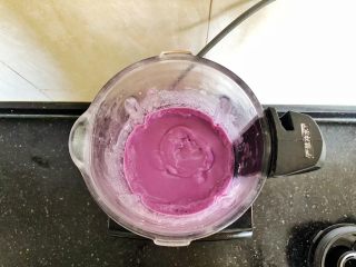 爆浆紫薯仙豆糕,打成细腻的紫薯糊。