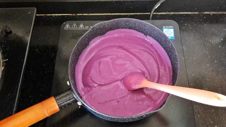 爆浆紫薯仙豆糕,把紫薯糊倒入锅中。
