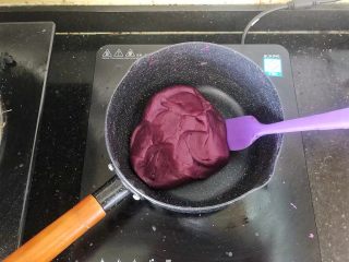 爆浆紫薯仙豆糕,小火炒至水份收干，可以抱成团的状态就好了，放在一旁凉一下。