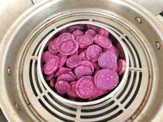 爆浆紫薯仙豆糕,紫薯削皮切片大火蒸熟。