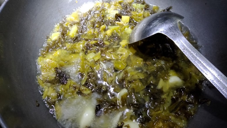 酸汤牛蛙,然后放入适量水，盐，鸡精，白胡椒粉，一大勺泡椒水。大火煮沸转中火煮两分钟。让酸菜的味道充分发挥。最后把酸菜用过滤网捞起来放在碗底。
