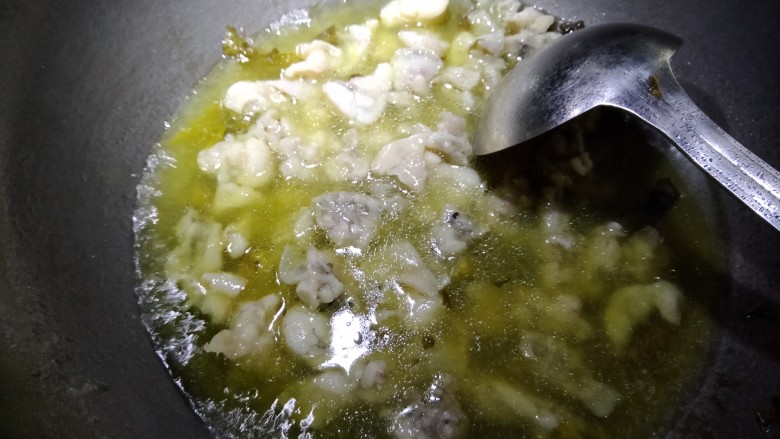 酸汤牛蛙,将过好油的牛蛙放入酸菜汤里。大火煮沸片刻就好了。直接装盘。