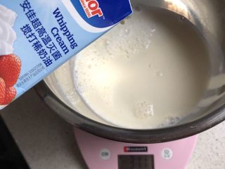 奶香布丁,牛奶和淡奶油称好
