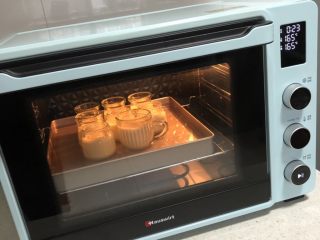奶香布丁,送入预热好的烤箱、下层、165度、30-35分钟，直到布丁液完全凝固