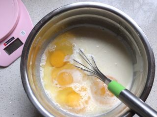奶香布丁,加入鸡蛋，用手动搅拌器搅拌均匀。
