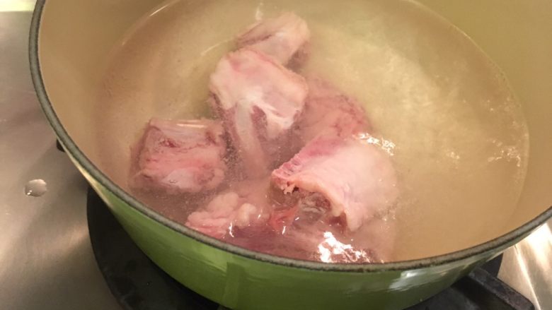 孜然羊肉,羊骨直接起汤锅，大火熬煮汤头才会是乳白色