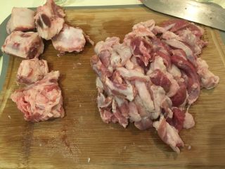孜然羊肉,羊肉部分去除过厚的白色脂肪，切条状，骨头部分也如法处理