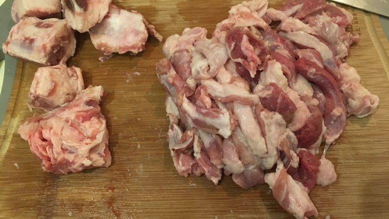 孜然羊肉,羊肉部分去除过厚的白色脂肪，切条状，骨头部分也如法处理