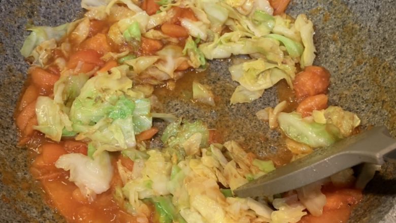 茄汁卷心菜,把炒好的卷心菜放入锅内翻炒均匀出锅
