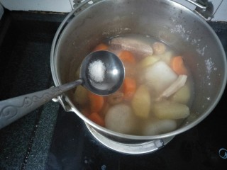 响螺肉苹果汤,放入适量的盐搅拌均匀后汤就煲好了。