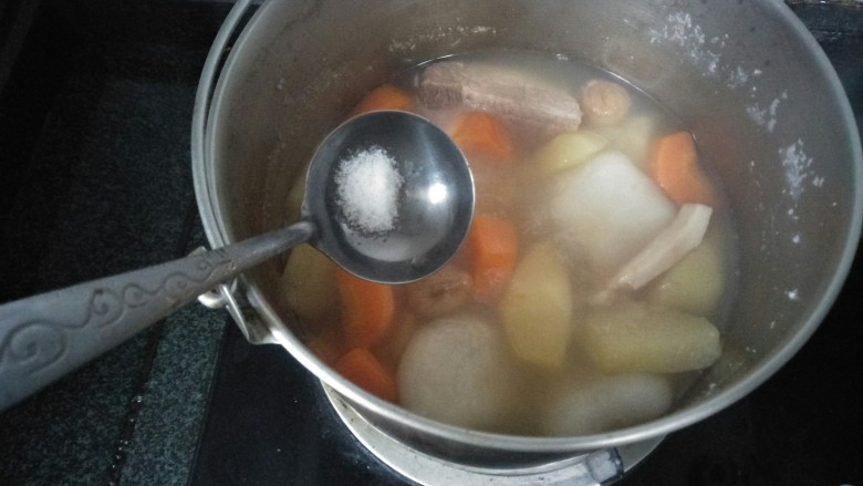 响螺肉苹果汤,放入适量的盐搅拌均匀后汤就煲好了。