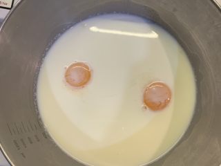 奶香焦糖布丁,在牛奶里加入蛋黄和白砂糖，然后搅拌均匀