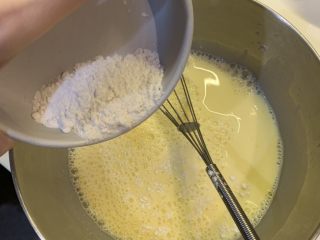 奶香焦糖布丁,加入面粉，搅拌均匀