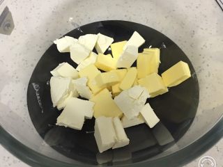 奶酪曲奇饼干,黄油和奶酪切小块，放玻璃碗中。