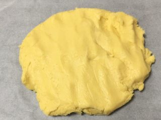 奶酪曲奇饼干,用一张烤盘纸铺上，面团放在上面。
