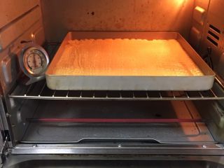 奶酪曲奇饼干,烤箱预热至180度，金盘送入烤箱烤制24分钟。