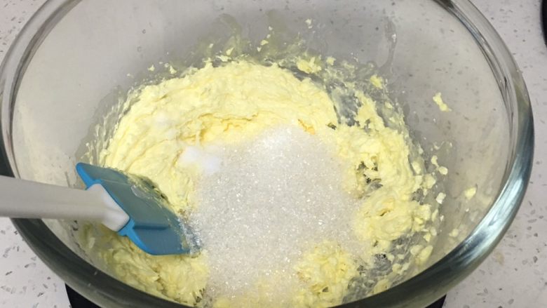 奶酪曲奇饼干,加入细砂糖和盐用刮刀翻拌几下，防止打发时飞溅。