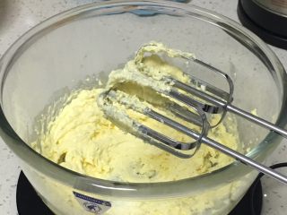 奶酪曲奇饼干,用打蛋器搅拌至顺滑。