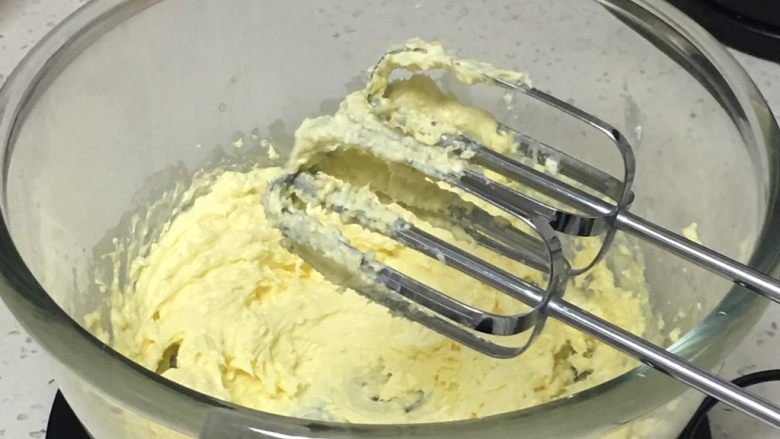 奶酪曲奇饼干,用打蛋器搅拌至顺滑。