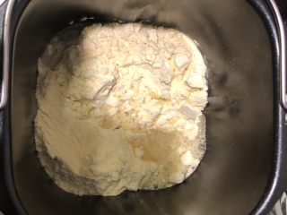 青菜猪肉饺子,根据饺子粉包装后面的提示300g饺子粉加174g清水放入面包机中自动和面15分钟。