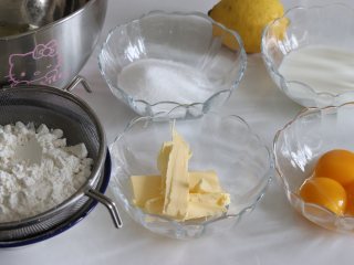 柠檬小蛋糕（分蛋海绵），满满怀旧的味道,准备好食材，鸡蛋需要称重，大约是3个蛋的量。鸡蛋分蛋到无水无油的干净容器中