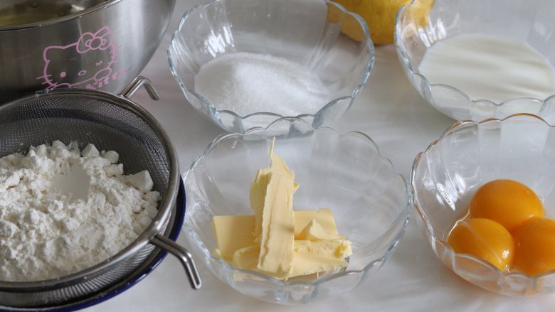 柠檬小蛋糕（分蛋海绵），满满怀旧的味道,准备好食材，鸡蛋需要称重，大约是3个蛋的量。鸡蛋分蛋到无水无油的干净容器中