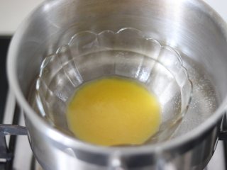 柠檬小蛋糕（分蛋海绵），满满怀旧的味道,黄油隔热水融化成液态。模具用到学厨的柠檬12连模，涂一层薄薄的黄油，会完美脱模。

