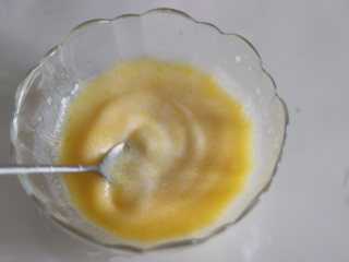 柠檬小蛋糕（分蛋海绵），满满怀旧的味道,剩余的液态黄油和牛奶混合搅匀。
