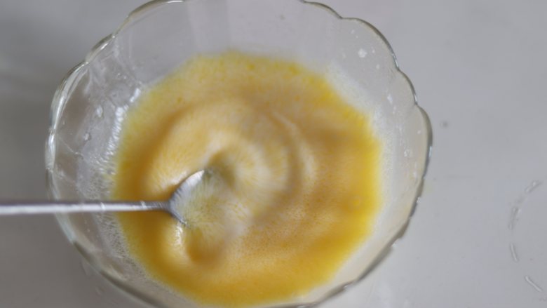 柠檬小蛋糕（分蛋海绵），满满怀旧的味道,剩余的液态黄油和<a style='color:red;display:inline-block;' href='/shicai/ 219'>牛奶</a>混合搅匀。
